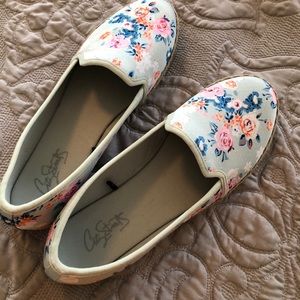 NWOT: adorable floral print shoes